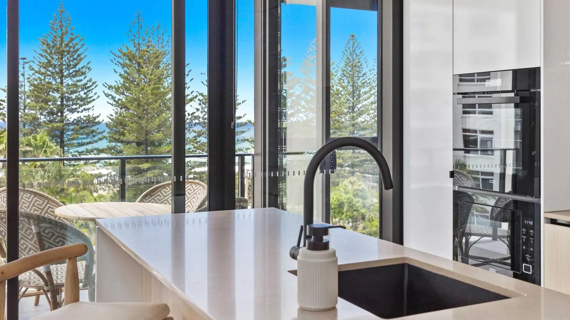 Ocean Views - Sandbar Burleigh Heads Gold Coast Australia